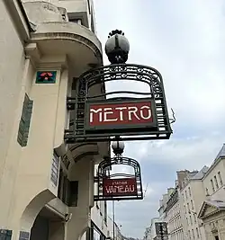 Panneaux signalant l'entrée de la station.