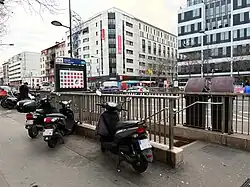 L'accès no&nbsp;4 « Rue Dauphin ».