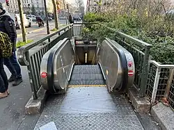 La sortie no&nbsp;6, « Square Denis-Poulot ».