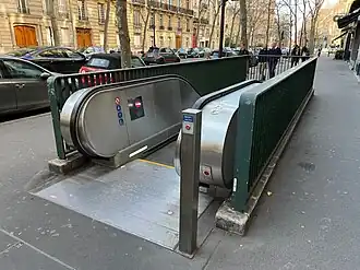 La sortie no&nbsp;2, « Avenue de Villiers ».