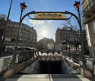 L'accès no&nbsp;1, « Place Monseigneur-Loutil ».