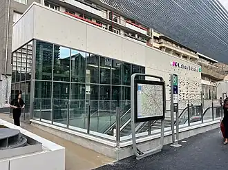 Accès principal de la station sur l'avenue d'Italie (avec l'œuvre River of air de Ned Kahn).