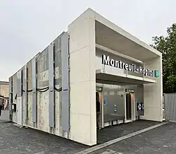 L'accès no&nbsp;1 « Rue des Saules Clouet » avec les ascenseurs.