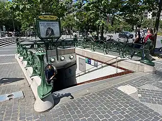 L'accès no&nbsp;2, « Centre commercial Italie 2 ».