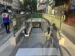 L'accès no&nbsp;2 « Rue de Belleville ».