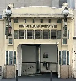 L'unique édicule d'accès de la station.