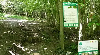 L'accès à la réserve naturelle nationale des grottes et des pelouses d'Acquin-Westbécourt et des coteaux de Wavrans-sur-l'Aa.