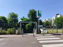 L'accès no&nbsp;3 « Allée Jean-Paul Sartre ».