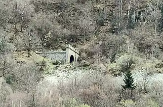 Accès supérieur du tunnel (vue latérale), sur la commune de Mérens-les-Vals.