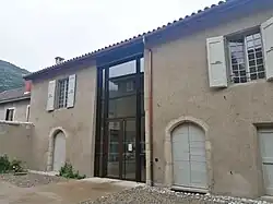 Hall d'accueil et son ancien passage charretier vitré.