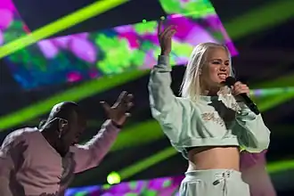 Ace Wilder, interprétant Wild Child.