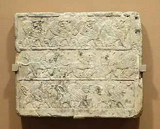 Bas-relief achéménide probablement sculpté en Égypte : dragons et lions, entre 550 et 330 avant notre ère.
