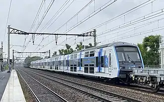 Acheminement de la première rame rénovée le 22 juin 2023, vue en gare de Saint-Michel-sur-Orge.