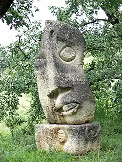 Goliath (Calcaire) œuvre réalisée en 1961 dans le cadre du symposium international de sculptures de St Margarethen (Autriche)