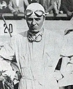 Photo en portrait d'Achille Varzi en tenue de pilote