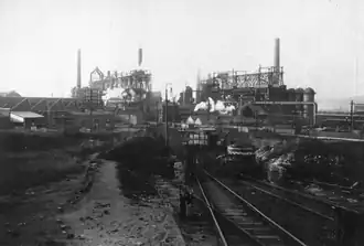 Ancienne aciérie dans la vallée de la Meuse, vers 1900. Probablement entre Charleville-Mézières et Fumay.