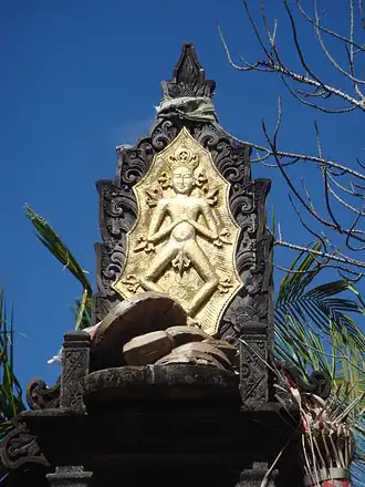 Représentation d'Acintya (en), sur le dossier du trône Padmasana, sous la forme du dieu soleil rayonnant, Jimbaran, Bali.