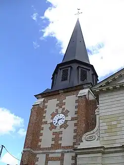 La tour clocher en briques restaurée en 2016.