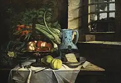 Peinture représentant une table recouverte d'une nappe sur laquelle sont posés des fruits, une coupe de pêches et un panier de légumes, scène qu'un chat noir observe depuis une fenêtre à droite.