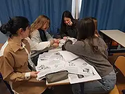 Des élèves du collège Jacques Prévert de Guingamp en train de traduire le livre Ada & Zangemann en classe en février 2023.