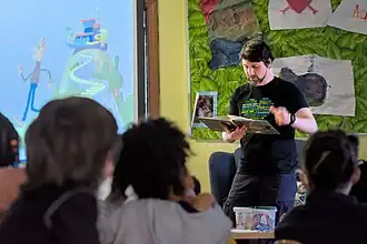 Lecture publique du livre Ada & Zangemann par son auteur Matthias Kirschner dans une école des États-Unis en avril 2023.