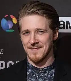 Adam Nagaitis interprète Quinn