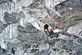 Adam Ondra en crochetage de pointe dans le début du premier crux, juillet 2017.