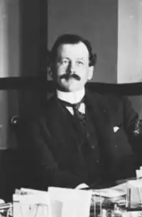 Photographie noire et blanche d'Adélard Turgeon assi