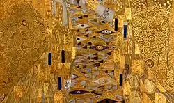 Gros plan sur le motifs décoratifs. On y voit des triangles et des yeux, motifs évocateurs d'érotisme.