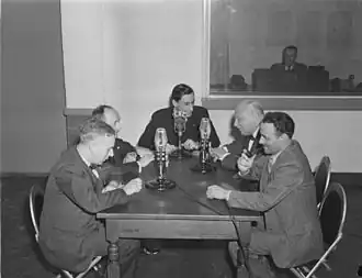 Le 22 février 1945, l'animateur Roger Baulu avec un groupe de quatre invités en studio durant l'émission Le Mot s.v.p. diffusée par C.B.C. (Radio-Canada) à Montréal.