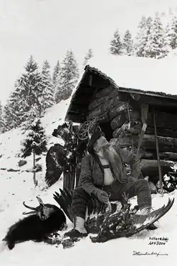 Leo Dorn avec deux aigles et un chamois abattus, vers 1901-1910