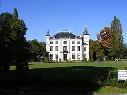 Le parc avec la maison communale (château Hambye).
