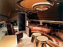 salon luxueux à l'intérieur d'un avion, canapé, table de bar.