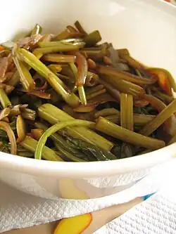adobong kangkóng (cuisine philippine).