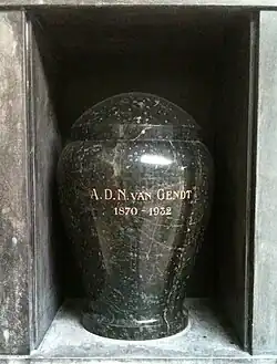 Niche cinéraire de l'architecte Adolf Daniël Nicolaas van Gendt&nbsp;(nl) au columbarium de Westerveld (Pays-Bas).