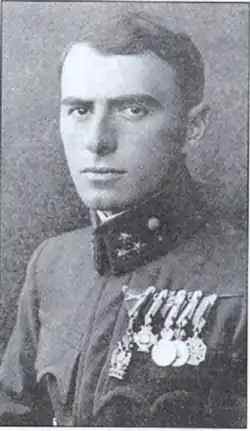 Portrait noir et blanc d'un homme en uniforme.