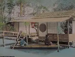 Shimokamo, Kioto. Photographie à l'albumine colorée à la main.Vue d'une maison de thé et d'un bateau de loisir à Shimogamo, Kyoto.