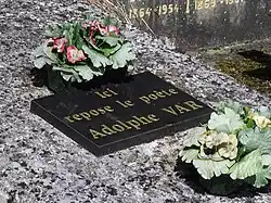 La tombe du poète dans l'enclos de l'église Saint-Georges.
