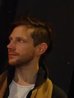 Le réalisateur français Adrien Mérigeau lors d'une séance de questions-réponses à la Berlinale 2020, à Berlin, en février 2020