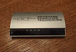Thermomètre d'ambiance utilisé en tant que presse-papiers qui a été publié comme article promotionnel par la société de logiciels basée à New York Advanced Computer Techniques dans les années 1980.