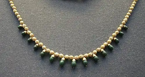 Collier de perles dorées à pendentifs de jaspe