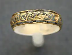 Anneau incrusté de lapis-lazuli