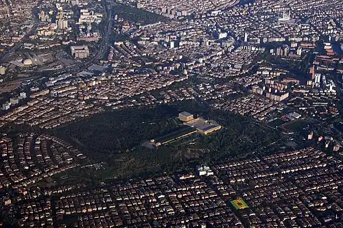 Vue aérienne de la colline et du mausolée.