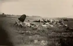 Photographie noir et blanc des restes calcinés dans un avion.