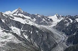 Vue du glacier de Fiesch avec en haut au centre la jonction avec le glacier de Galmi.