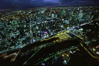 Vue aérienne du centre-ville de Melbourne de nuit.