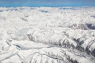 Vue aérienne de l'Himalaya au Ladakh, constituant la frontière physique méridionale de ce territoire, avec l'Himachal Pradesh et le Jammu-et-Cachemire.