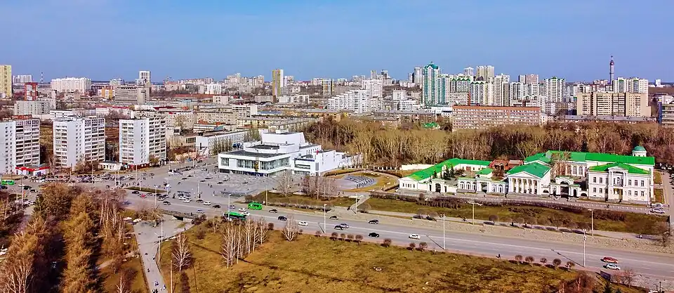 Vue du palais Kharitonov (dr.) et du théâtre du jeune spectateur (g.).