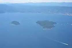 Photo aérienne en couleur de deux îles proches d'une côte.