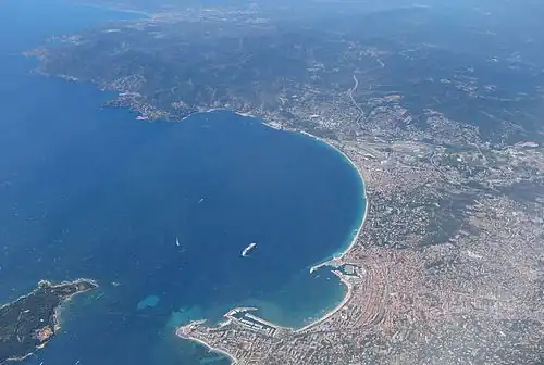 Vue aérienne de Cannes et du massif de l'Esterel plongeant dans la baie.